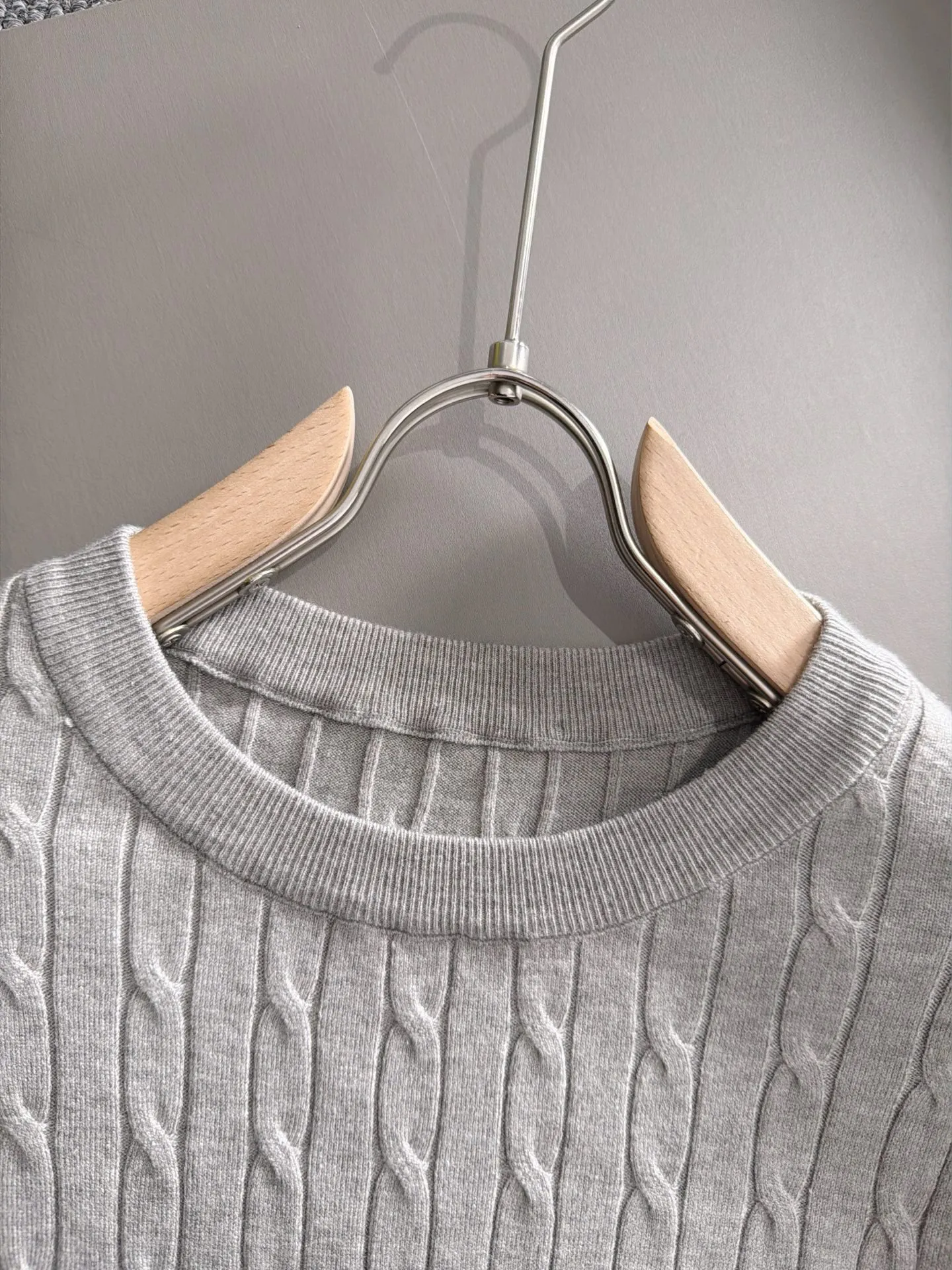 LP high quality 26ss New Arrival men's knitted short-sleeved T-shirt is made of combed cotton yarn knitted cotton fabric, no pressure when entering and exiting the counter. Exclusive control of raw materials. It feels substantial when weighed, and the upper body is more textured than ordinary T-shirts. This texture can cope with the weather easily and is suitable for both hot and cold! Designed for a loose fit. Size: M to 3XL